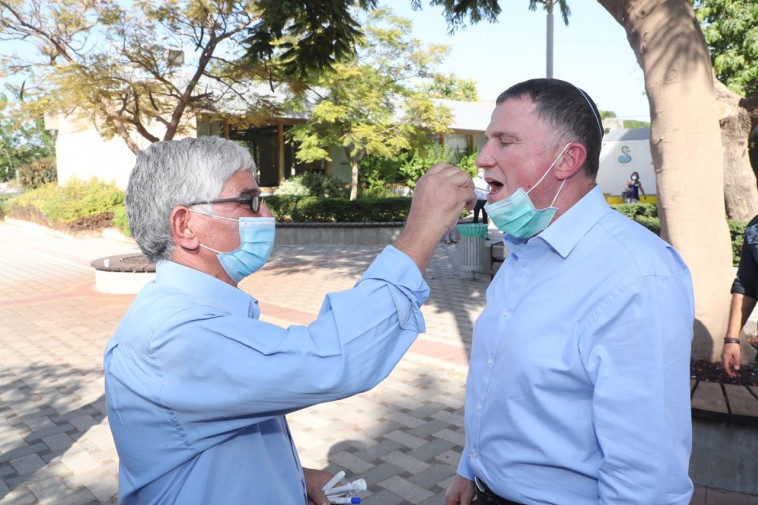 יולי אדלשטיין בתדרוך בדיקות הקורונה המהירות