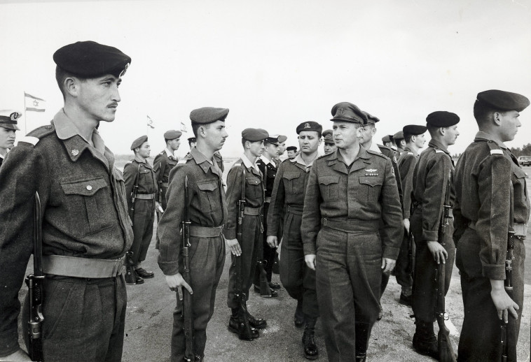 איתן הבר בימי שירותו הצבאי, לצידו יצחק רבין ז''ל (צילום: עיתון במחנה)