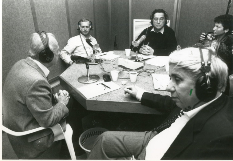 יעקב אחימאיר מראיין את יצחק רבין ז''ל בגלי צה''ל, למטה: איתן הבר