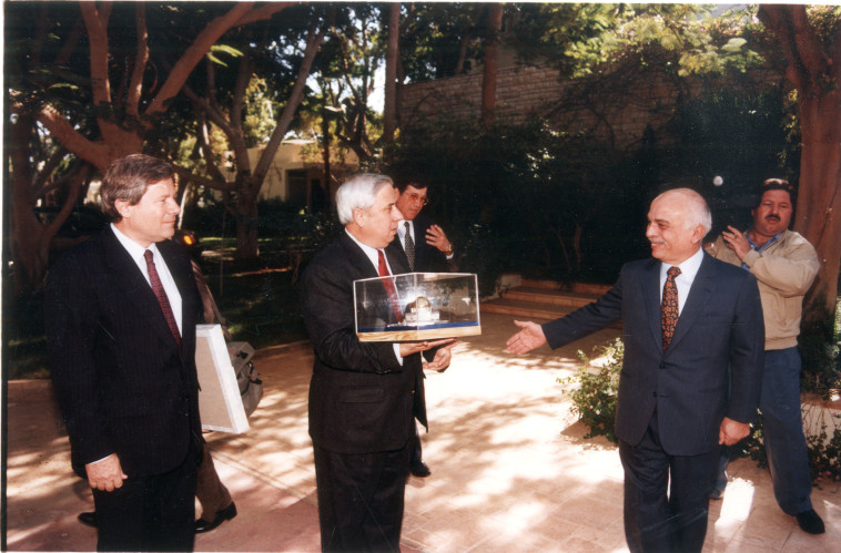 איתן הבר מעניק למלך חוסיין מתנה מרבין