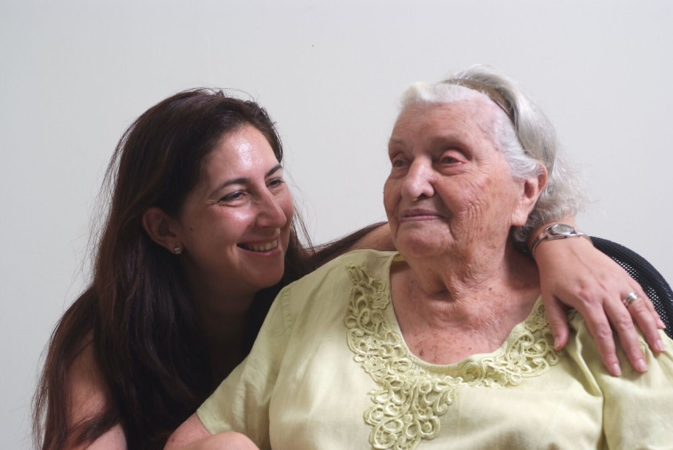 מייסדת ''בשיבה בריאה'' ד''ר אמירה פז עם סבתה (צילום: פרטי)