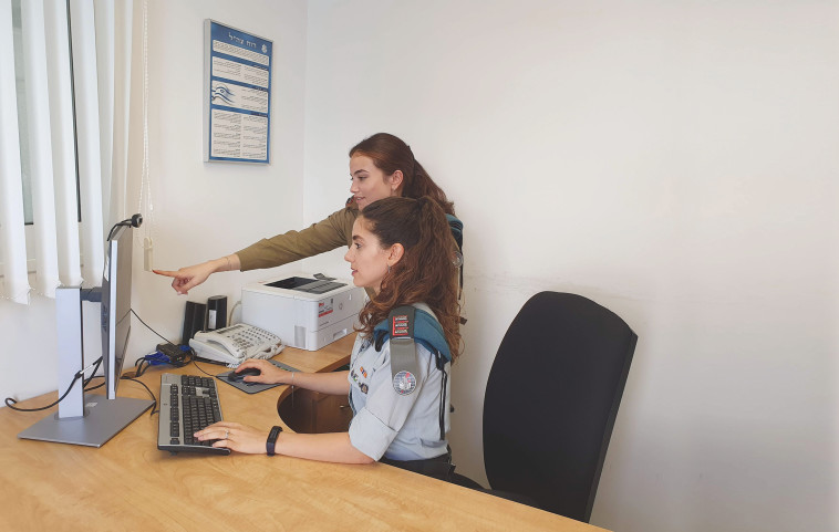 קצינת התקשוב בעבודתה