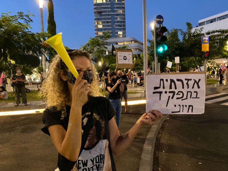 מפגינה נגד נתניהו בתל אביב (צילום: אבשלום ששוני)
