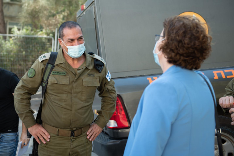 ראש עיריית חיפה וראשי פיקוד העורף (צילום: דובר צה''ל)