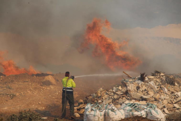 כבאי בפעילות בשריפה באום אל פאחם