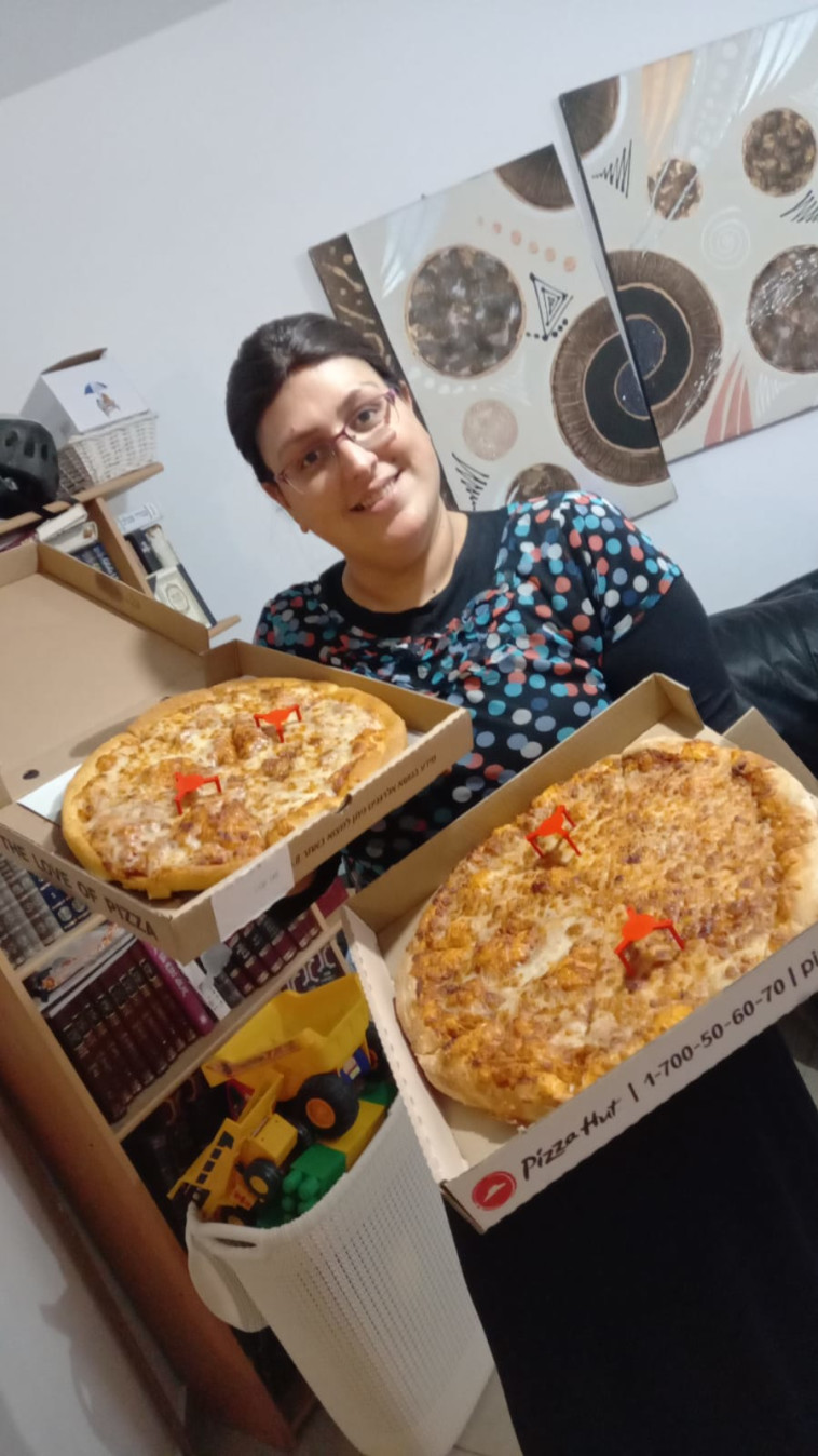 עובדת בזק אונליין בבידוד