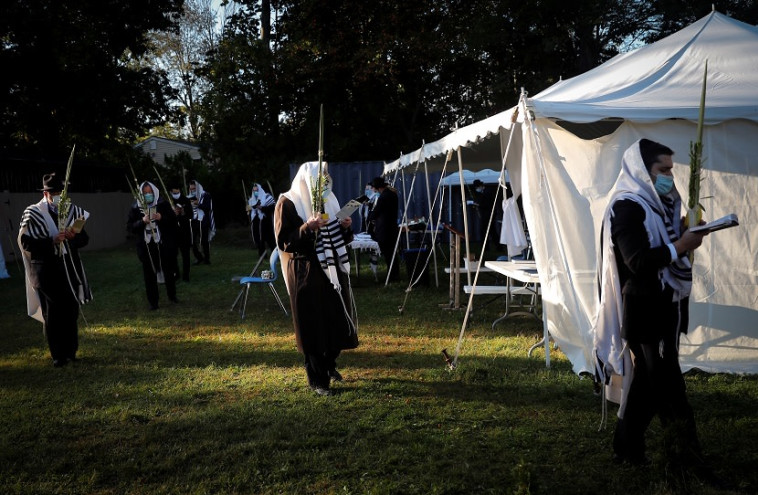 חרדים מתפללים בסוכות בניו יורק
