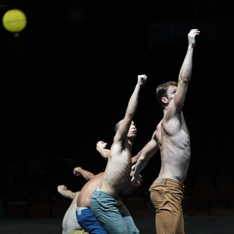 להקת המחול קמע נערכת למופע בסגר