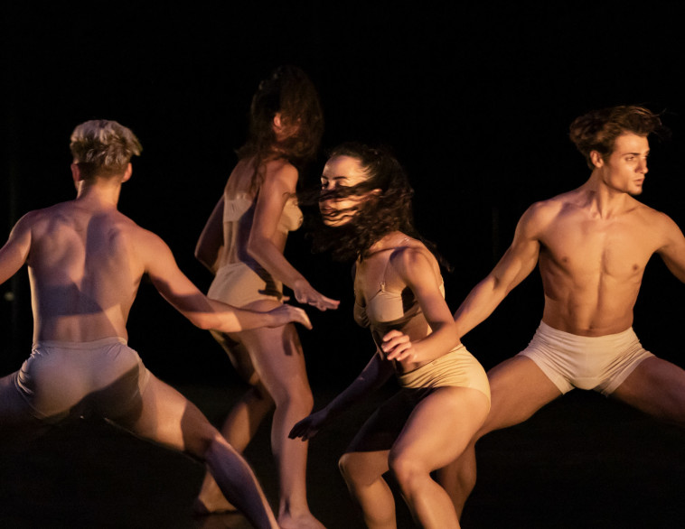 להקת המחול קמע נערכת למופע בסגר