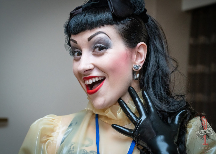 ''ליידי וי'', מינדי דיקסון