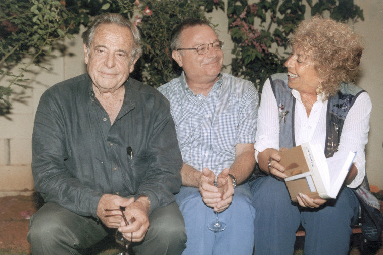 יהושע קנז (במרכז) עם שולמית אלוני וחיים גורי ז''ל (צילום: יהונתן שאול)