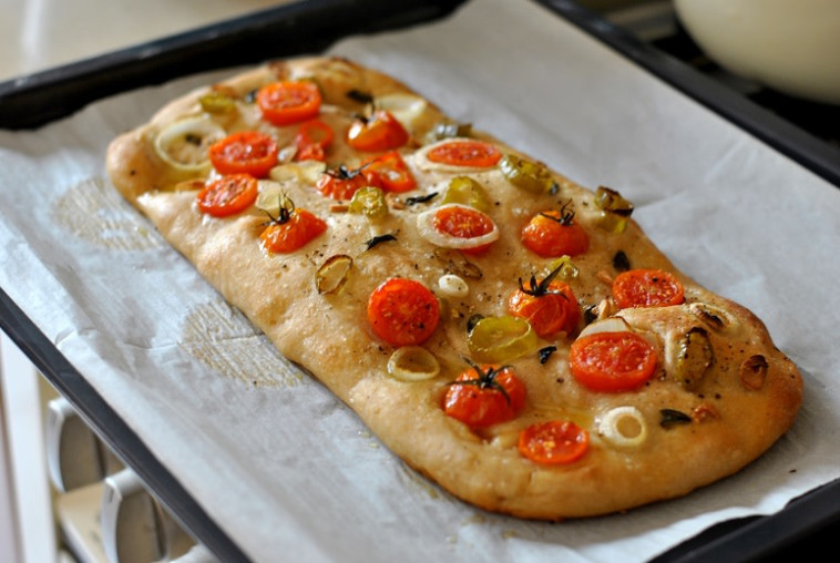 פוקצ'ה עם עגבניות שרי