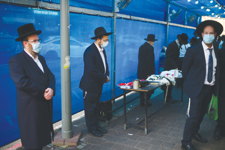 חרדים מתפללים בבני ברק