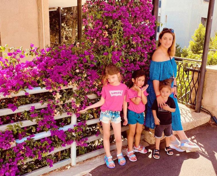 אנה ניסנוב ונכדיה 