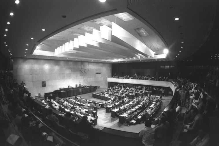 מליאת הכנסת בדיון על הסכם השלום