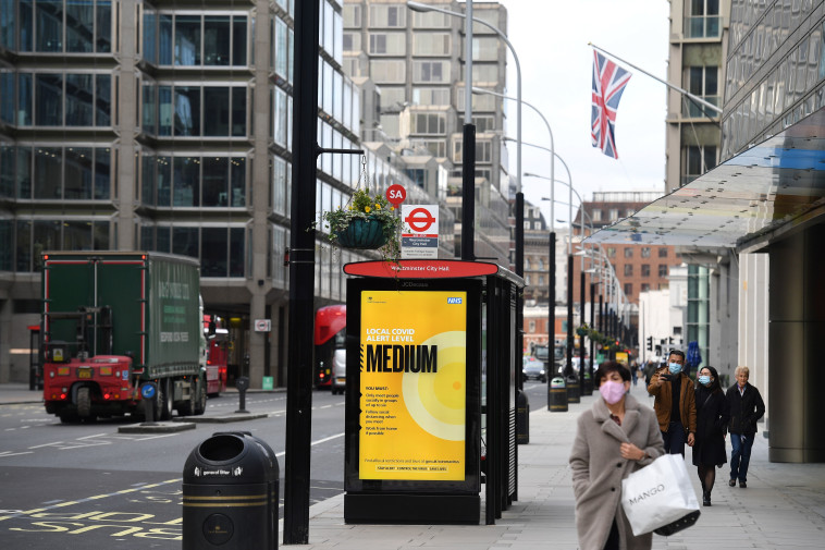 קורונה - אנשים עם מסכה ברחובות לונדון