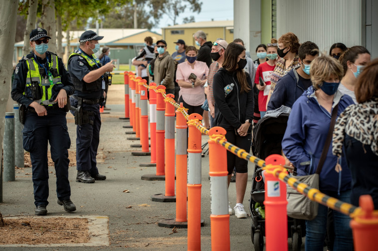 אנשים ממתירים לבדיקת קורונה באוסטרליה (צילום:  Darrian Traynor/Getty images)