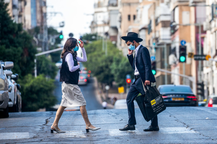 קורונה - אנשים עם מסכה ברחובות בני ברק (למצולמים אין קשר לנאמר בכתבה)