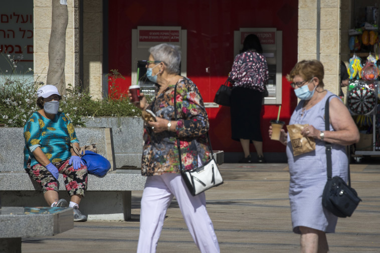 קורונה - נשים עם מסכה בירושלים (למצולמות אין קשר לנאמר בכתבה)