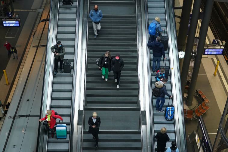 קורונה - אנשים עם מסכה בתחנת רכבת בברלין