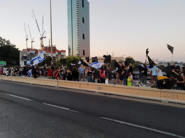 הפגנה נגד נתניהו בגשר ההלכה בתל אביב