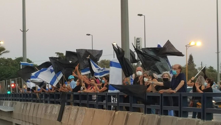 הפגנה נגד נתניהו בגשר קק''ל בתל אביב