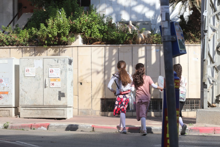 תלמידות חרדיות בדרך למוסד חינוכי, למצולמות אין קשר לפרשה