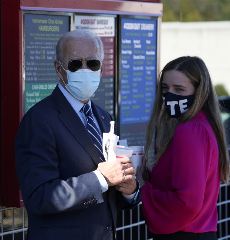 המועמד הדמוקרטי ג'ו ביידן ונכדתו בעצרת בחירות