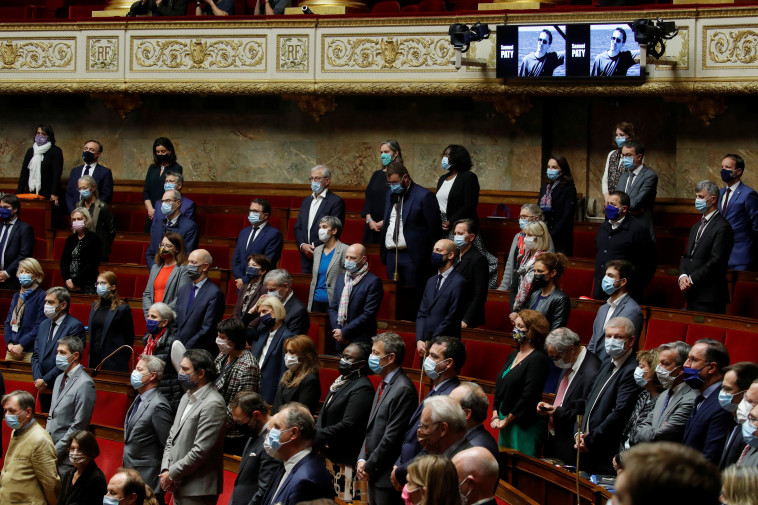 חברי פרלמנט בצרפת עומדים לזכרו של סמואל פאטי