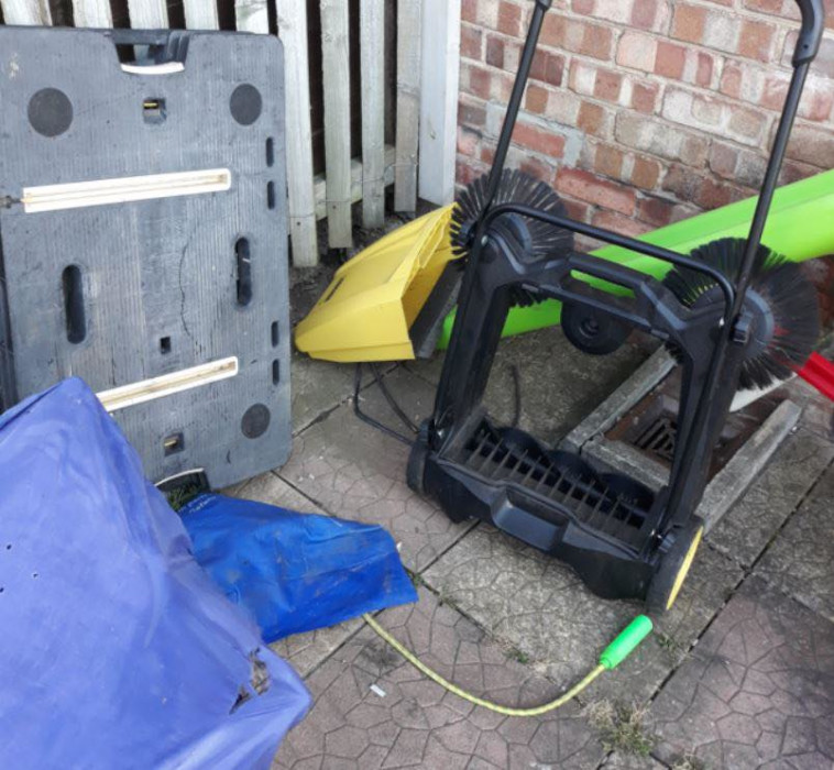 הציוד הגנוב מחוץ לביתו של פייק