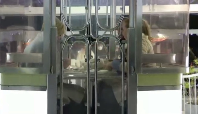 אנשים סועדים במסעדת המישלן בתוך תא הגלגל הענק