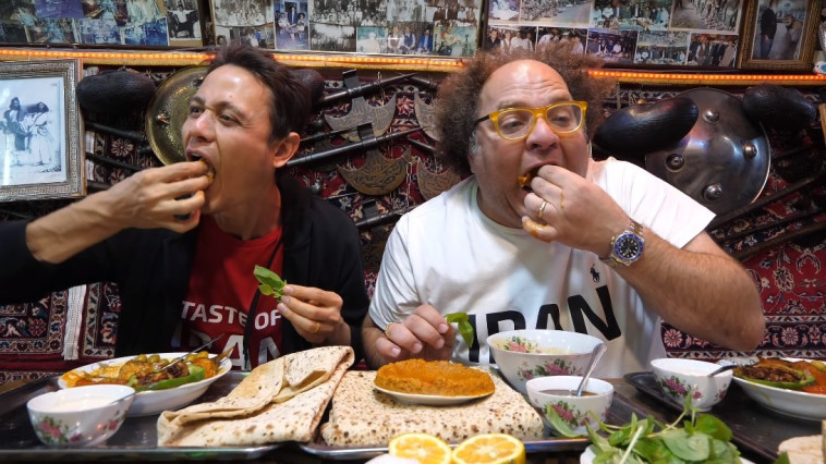 מארק ווינס (משמאל) עם מיסטר טיסטר טועמים אוכל באירן  (צילום: צילום מסך יוטיוב)