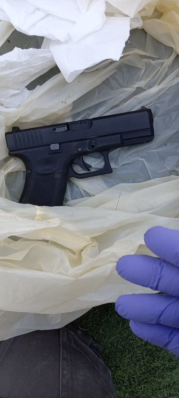 אקדח שנתפס בגן יבנה במהלך המבצע המשטרתי