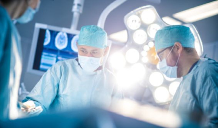 רופאים בחדר ניתוח (צילום: Shutterstock)