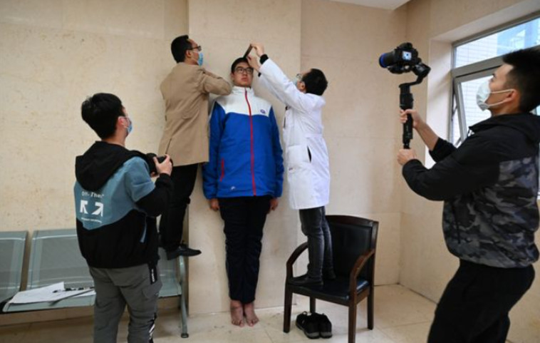 צ'יאויו, הנער הגבוה בעולם בזמן המדידות  (צילום: Guinness World Records)