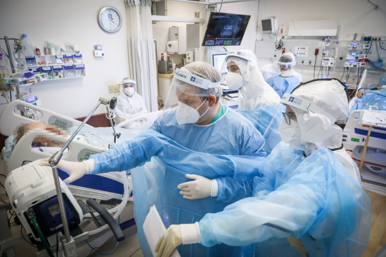 רופאים במחלקת קורונה (צילום: מארק ישראל סלם)