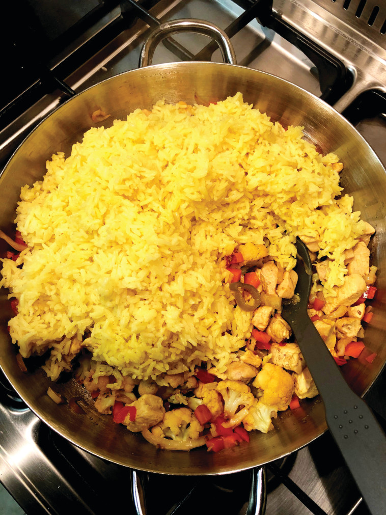 אורז עם ירקות וקוביות עוף (צילום: פסקל פרץ-רובין)