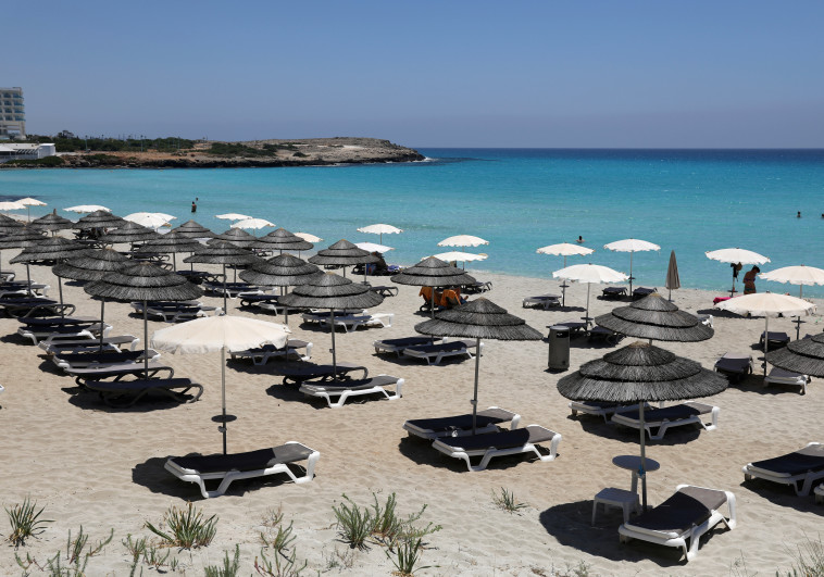 חוף בקפריסין נראה ריק בעקבות הקורונה (צילום: REUTERS/Yiannis Kourtoglou)