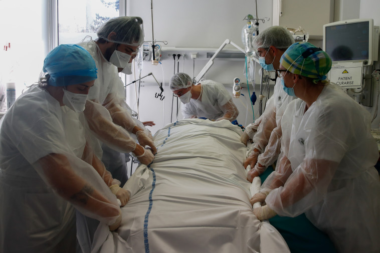 בתי החולים בצרפת מתמודדים עם הגל השני של הקורונה (צילום: REUTERS/Gonzalo Fuentes)