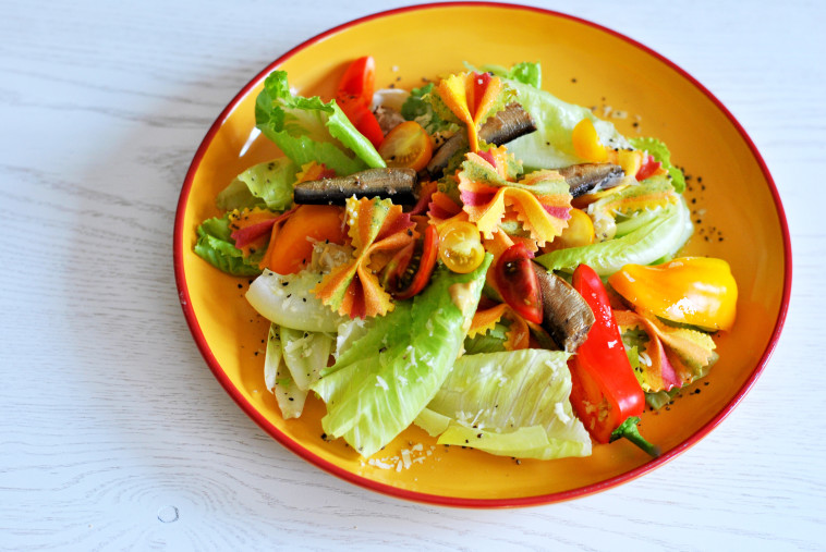 סלט פסטה פפרדלה וסרדינים