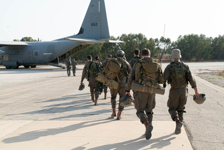 חיילים עולים למטוס הקרנף (צילום: דובר צה''ל)