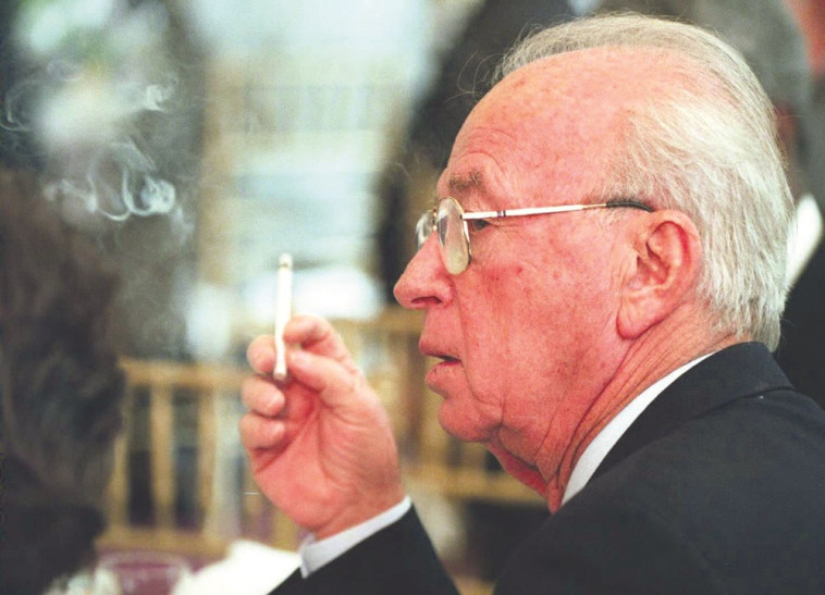 יצחק רבין מעשן סיגריה