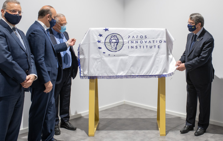 הסרת הלוט במכון פאפוס