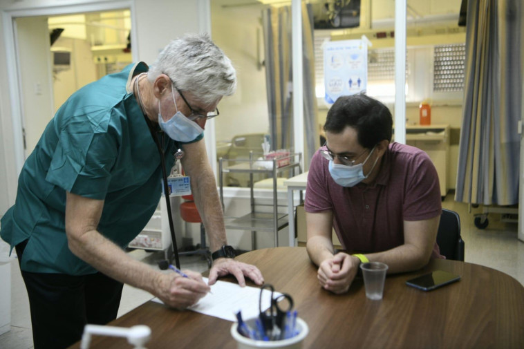 ענר אוטולנגי - הישראלי הראשון שיקבל את חיסון הקורונה בביה''ח הדסה (צילום: דוברות בית החולים הדסה)