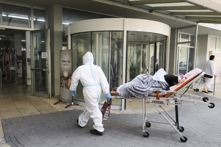 חולה קורונה בכניסה לבית חולים