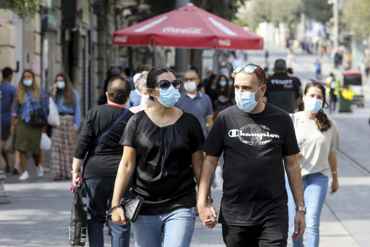 אנשים עם מסכה בזמן קורונה בירושלים (למצולמים אין קשר לכתבה) (צילום: מארק ישראל סלם)