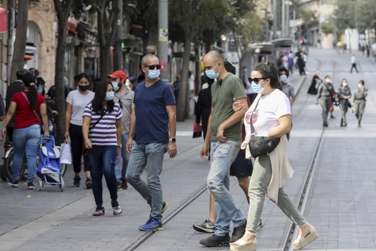 אנשים עם מסכה בזמן קורונה בירושלים (למצולמים אין קשר לכתבה)