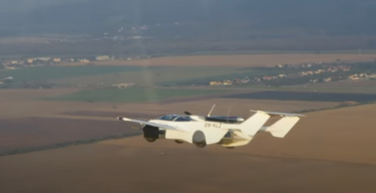 המכונית המעופפת בזמן נסיעת המבחן