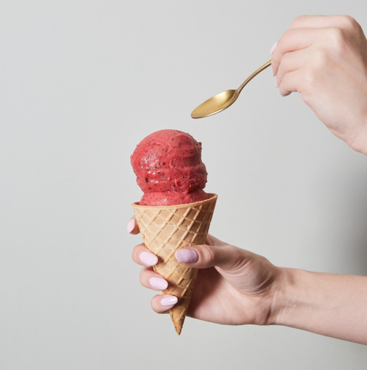 גלידת תות טבעונית, ''גולדה'', ''אניטה''