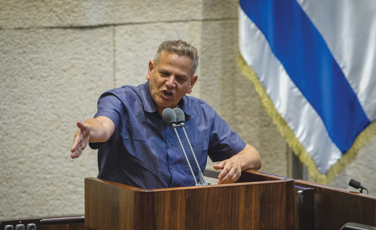 Nitzan Horowitz on the podium in the Knesset (Photo: Paul Oren Ben Hakon)